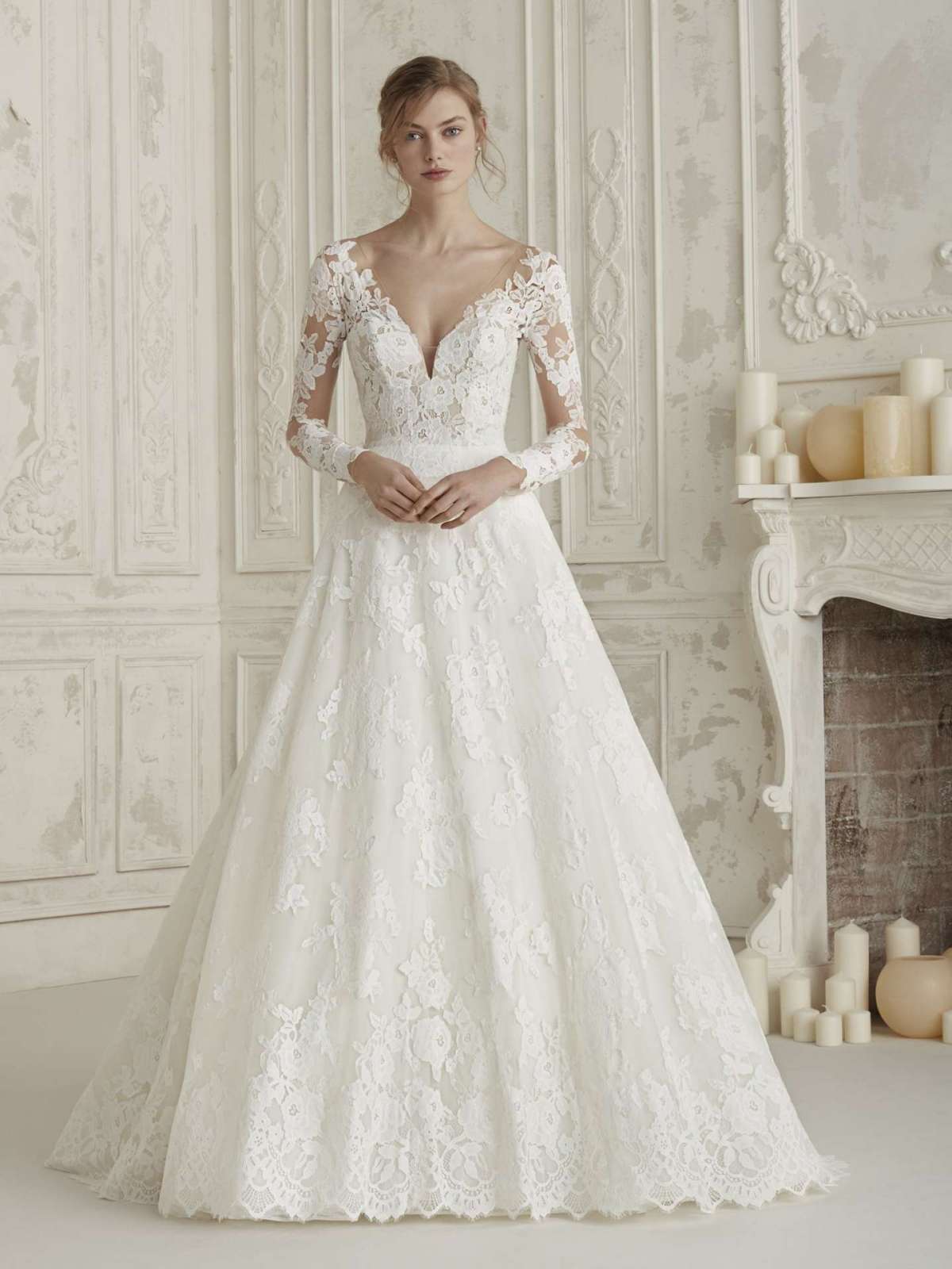 Abito da sposa con scollo a V e maniche lunghe