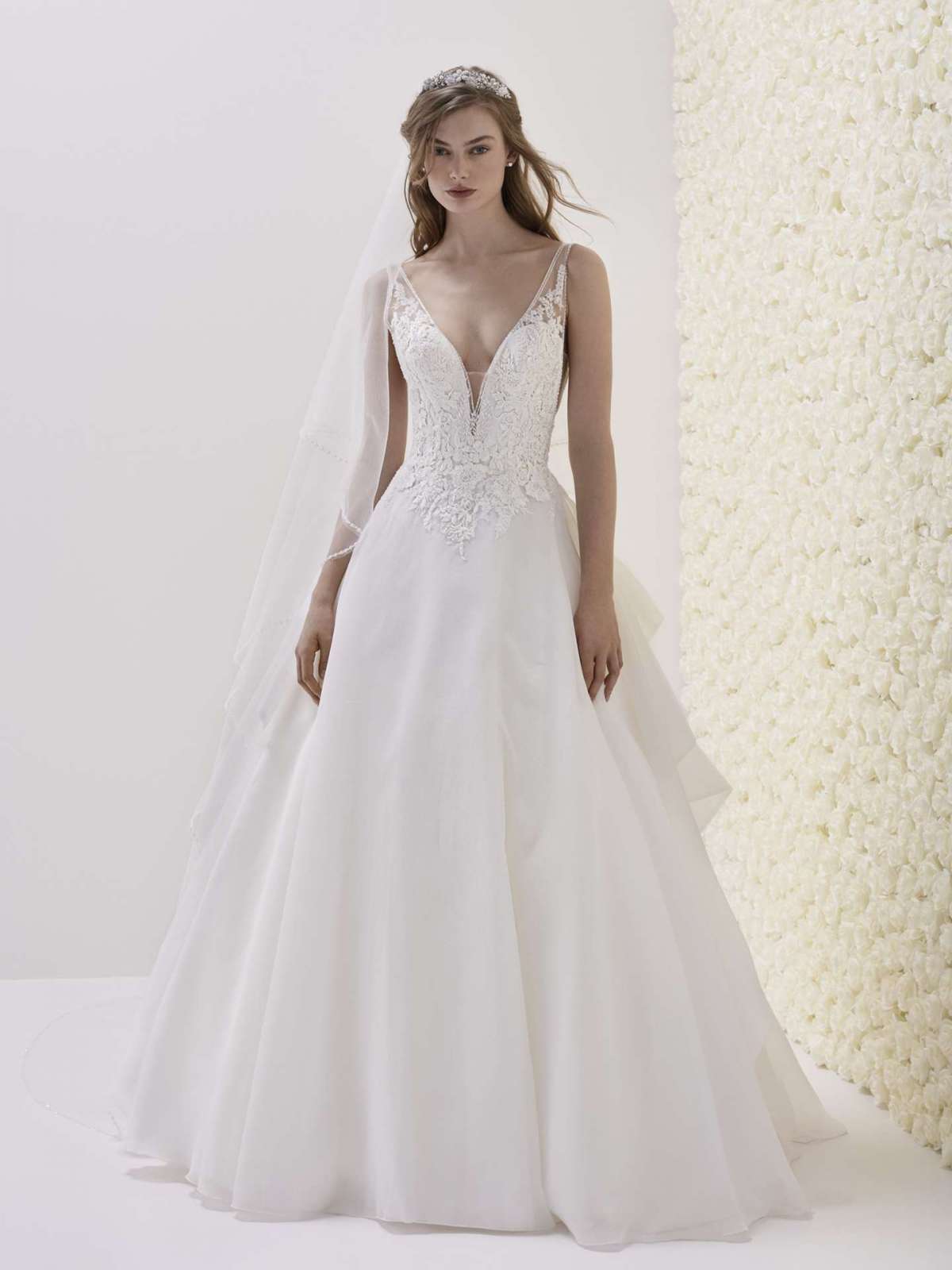 Abito da sposa con scollo a V