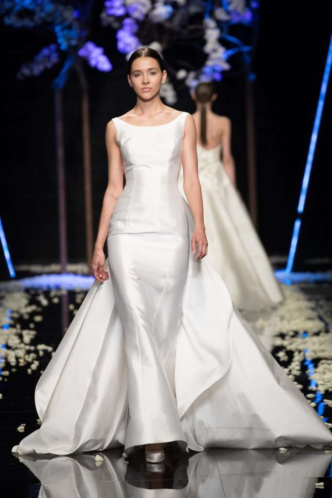 Abito da sposa con strascico in mikado