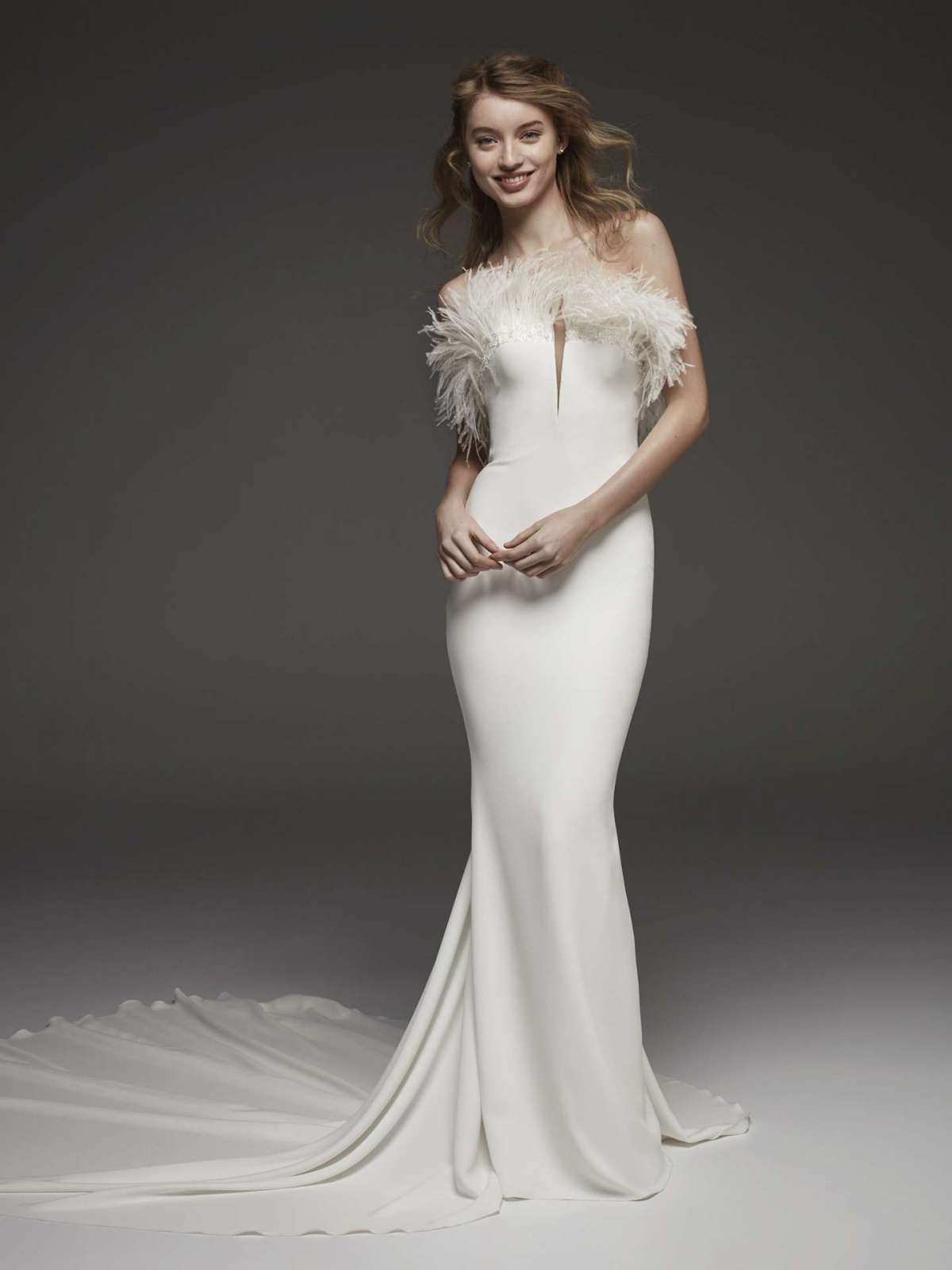 Abito da sposa in crepe con piume Atelier Pronovias