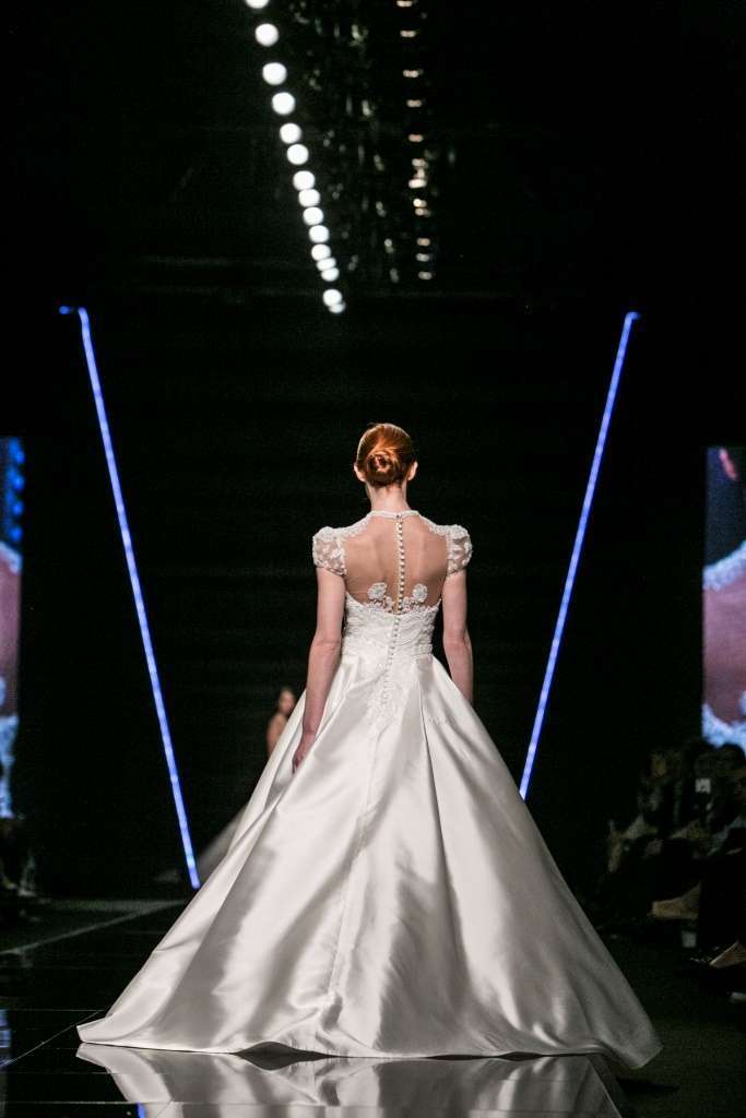 Abito da sposa in mikado avorio