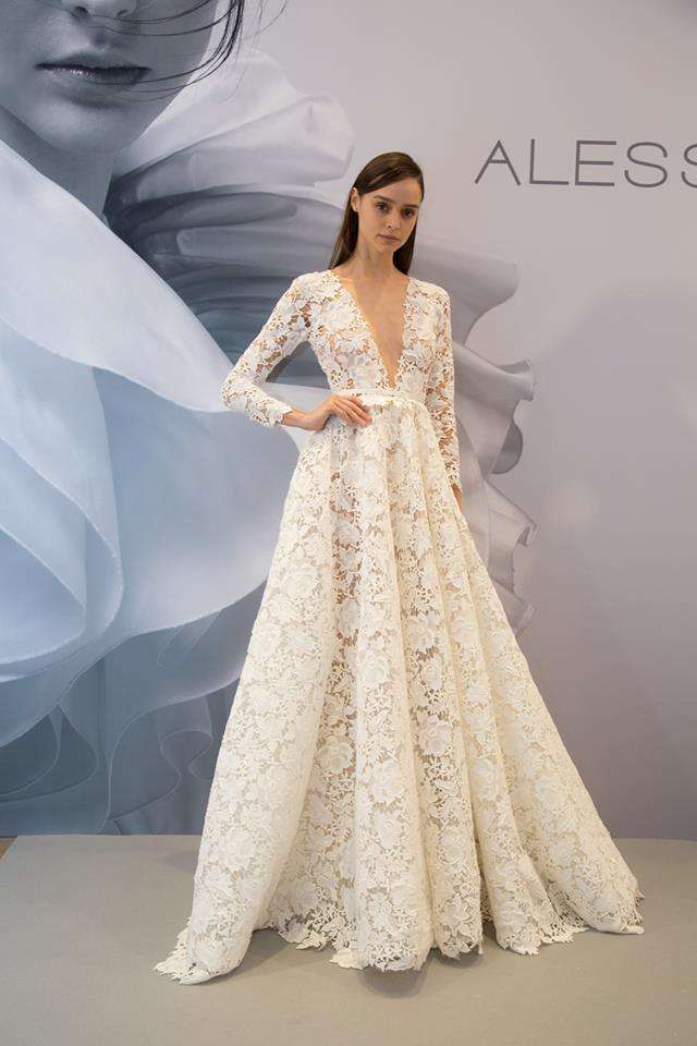 Abito da sposa in pizzo Alessandra Rinaudo