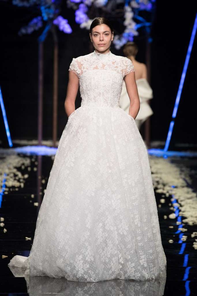 Abito da sposa in pizzo Antonio Riva