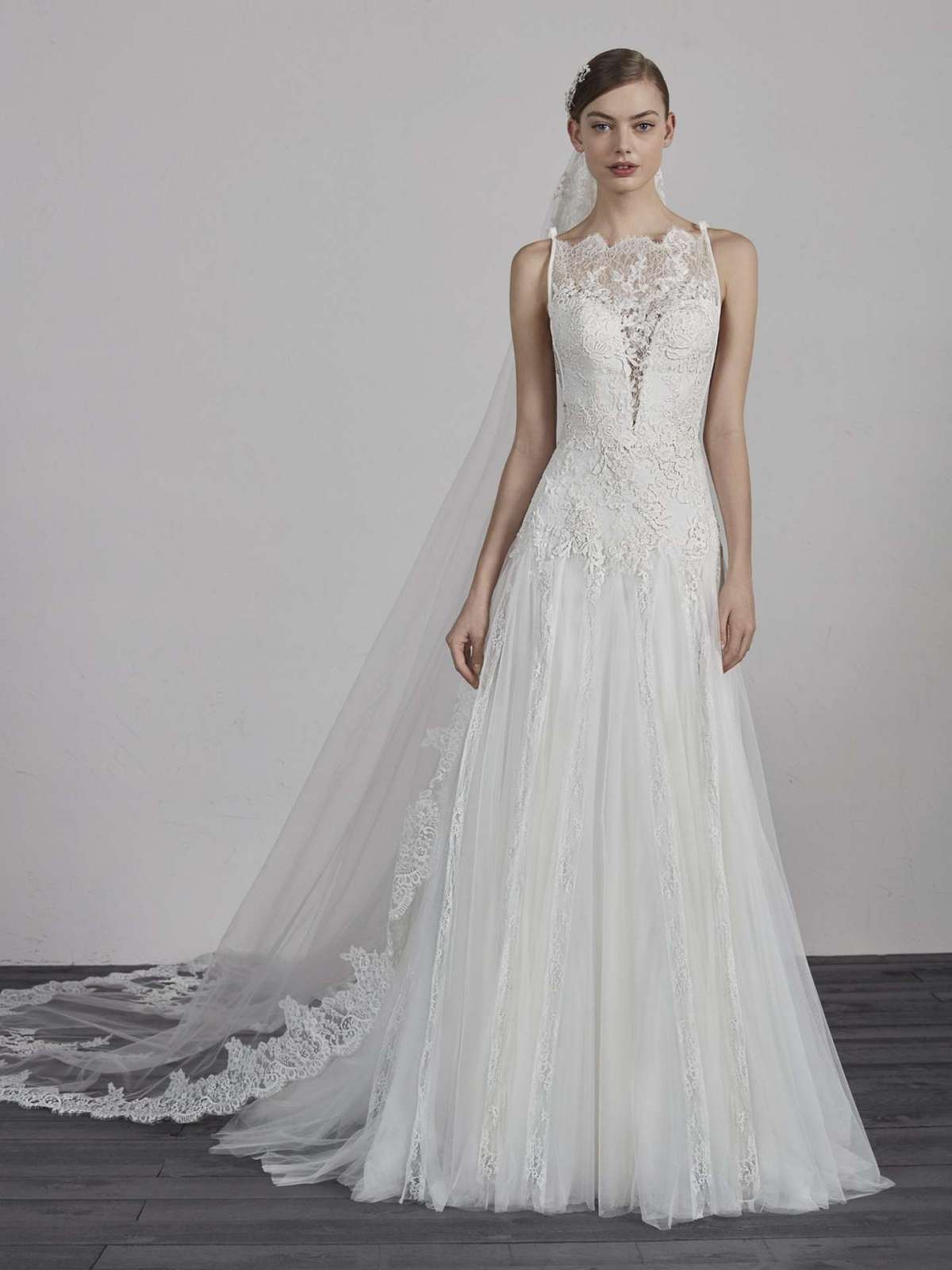 Abito da sposa in pizzo Chantilly Pronovias