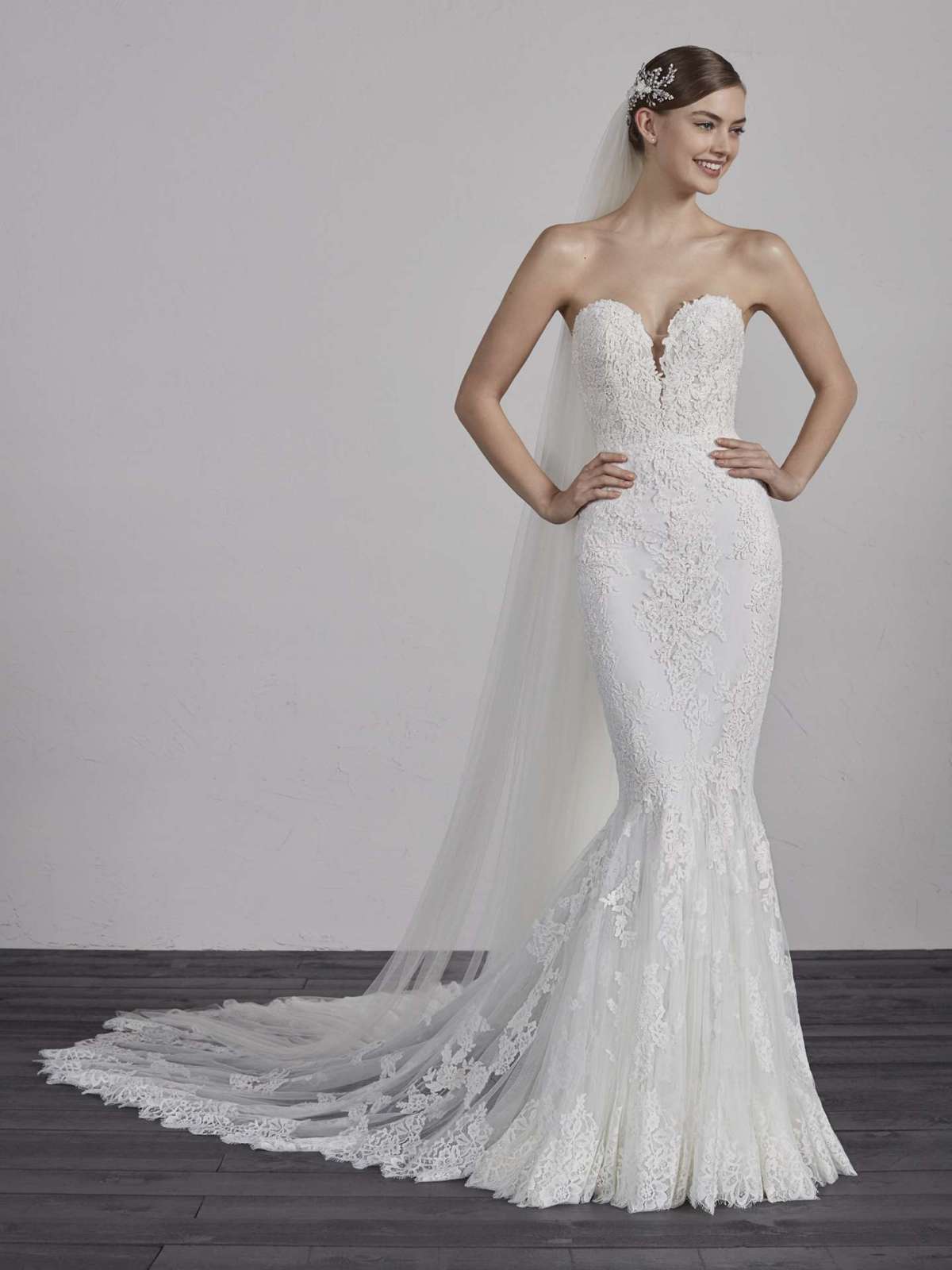 Abito da sposa in pizzo con scollo a cuore Pronovias