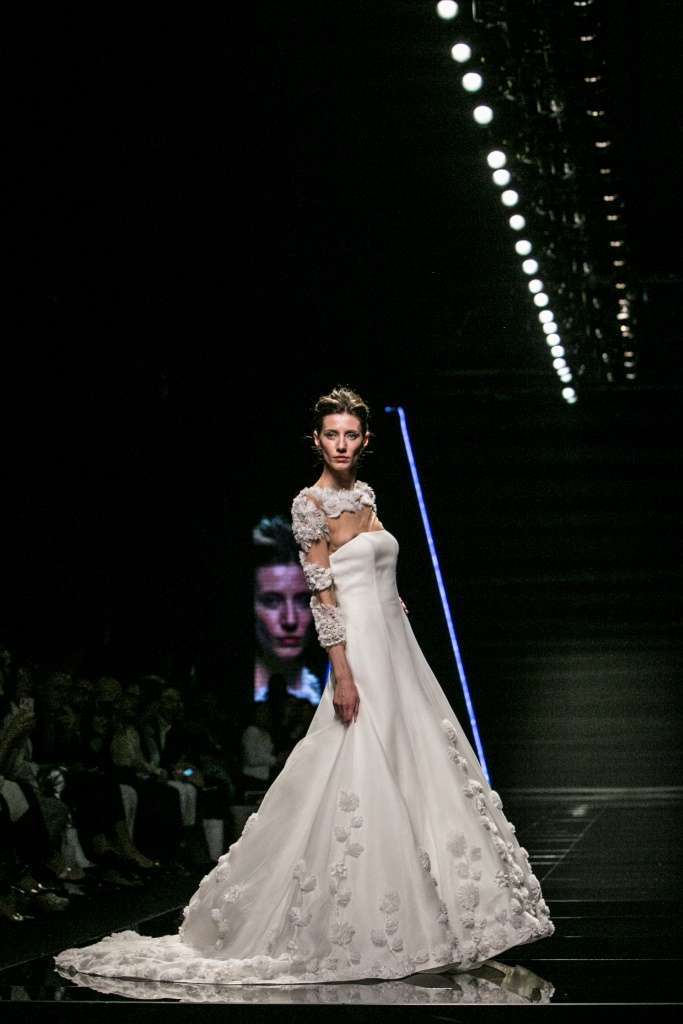 Abito da sposa in pizzo Enzo Miccio