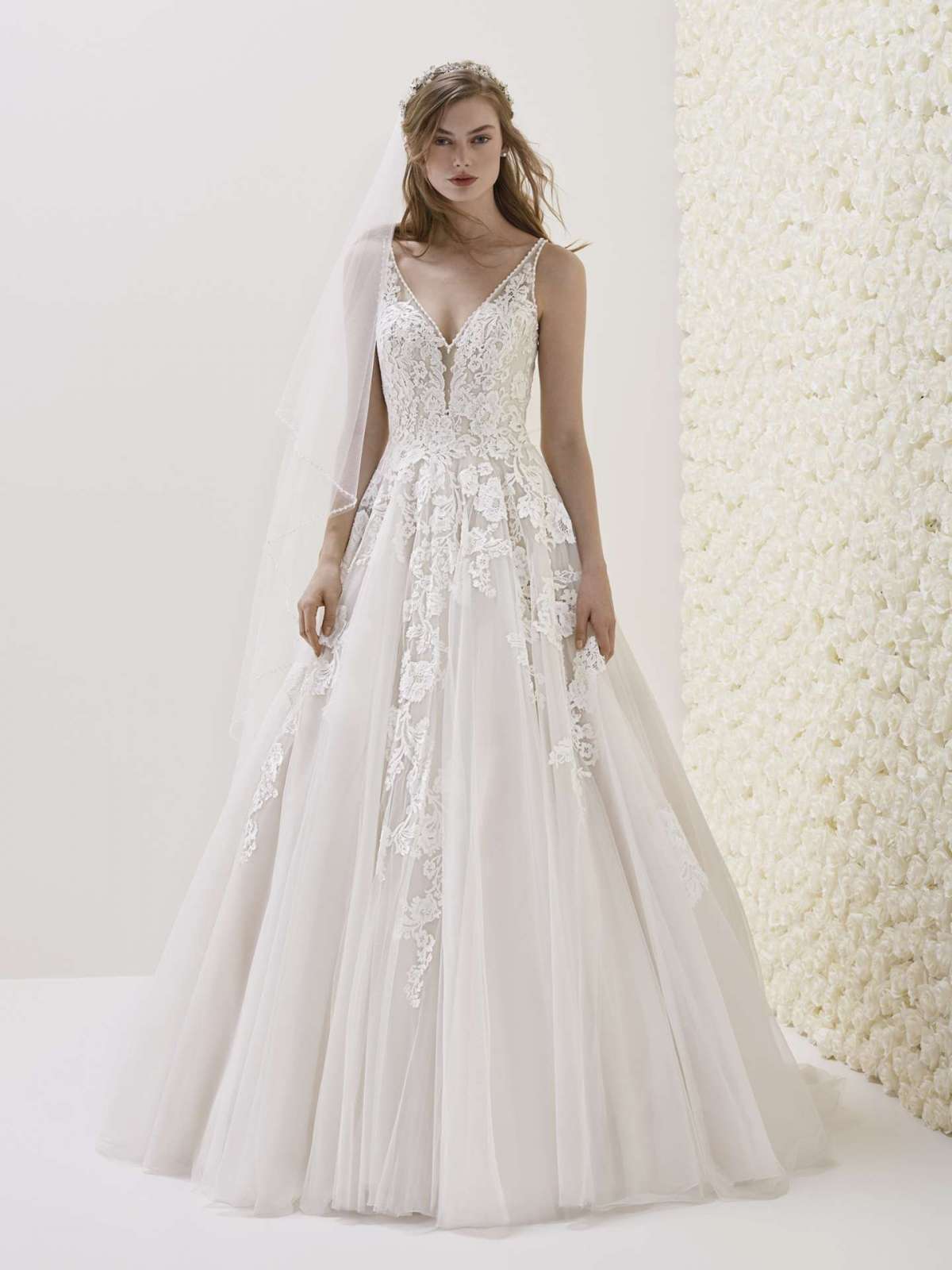 Abito da sposa in pizzo floreale Pronovias