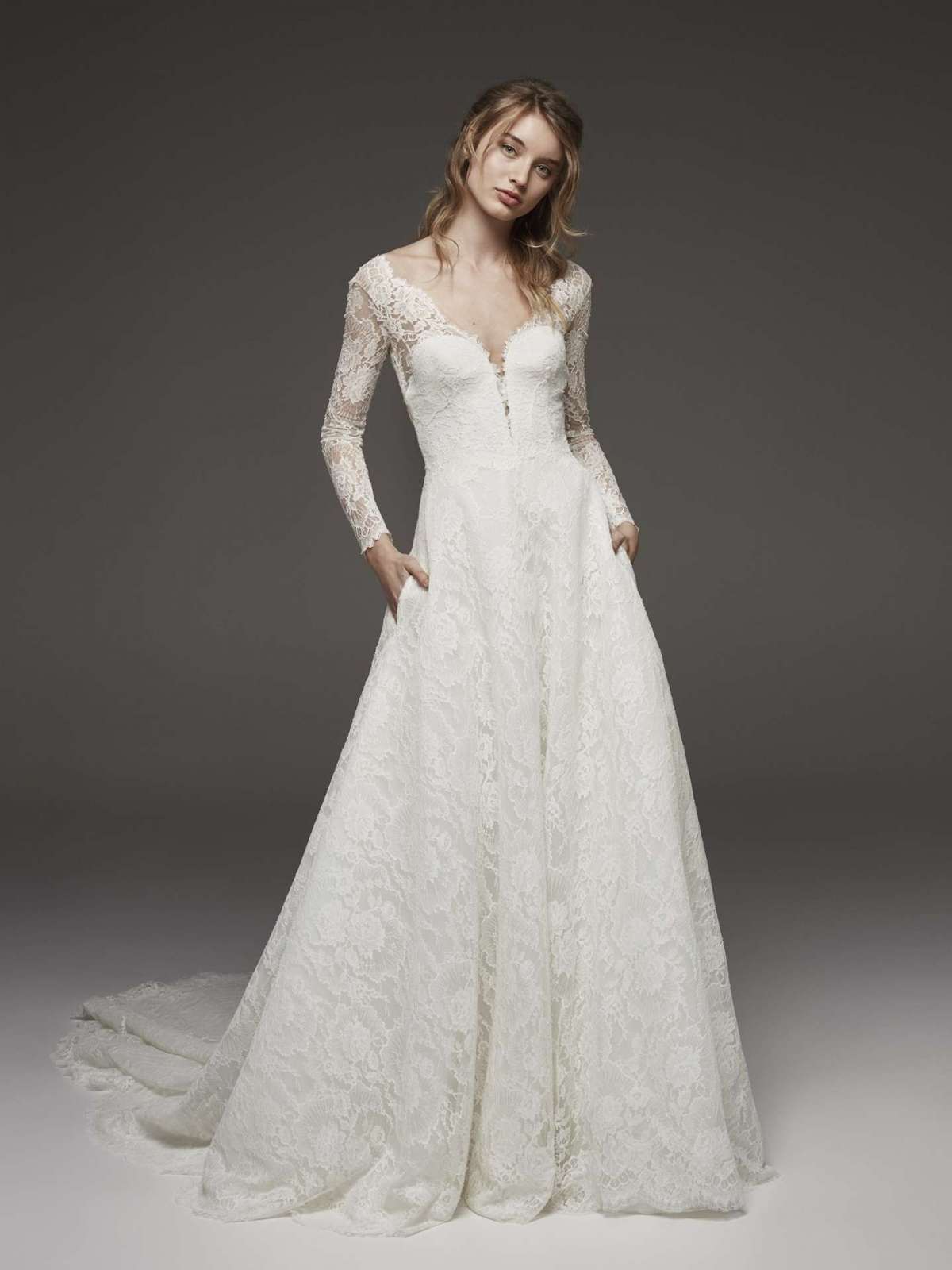 Abito da sposa in pizzo francese Atelier Pronovias