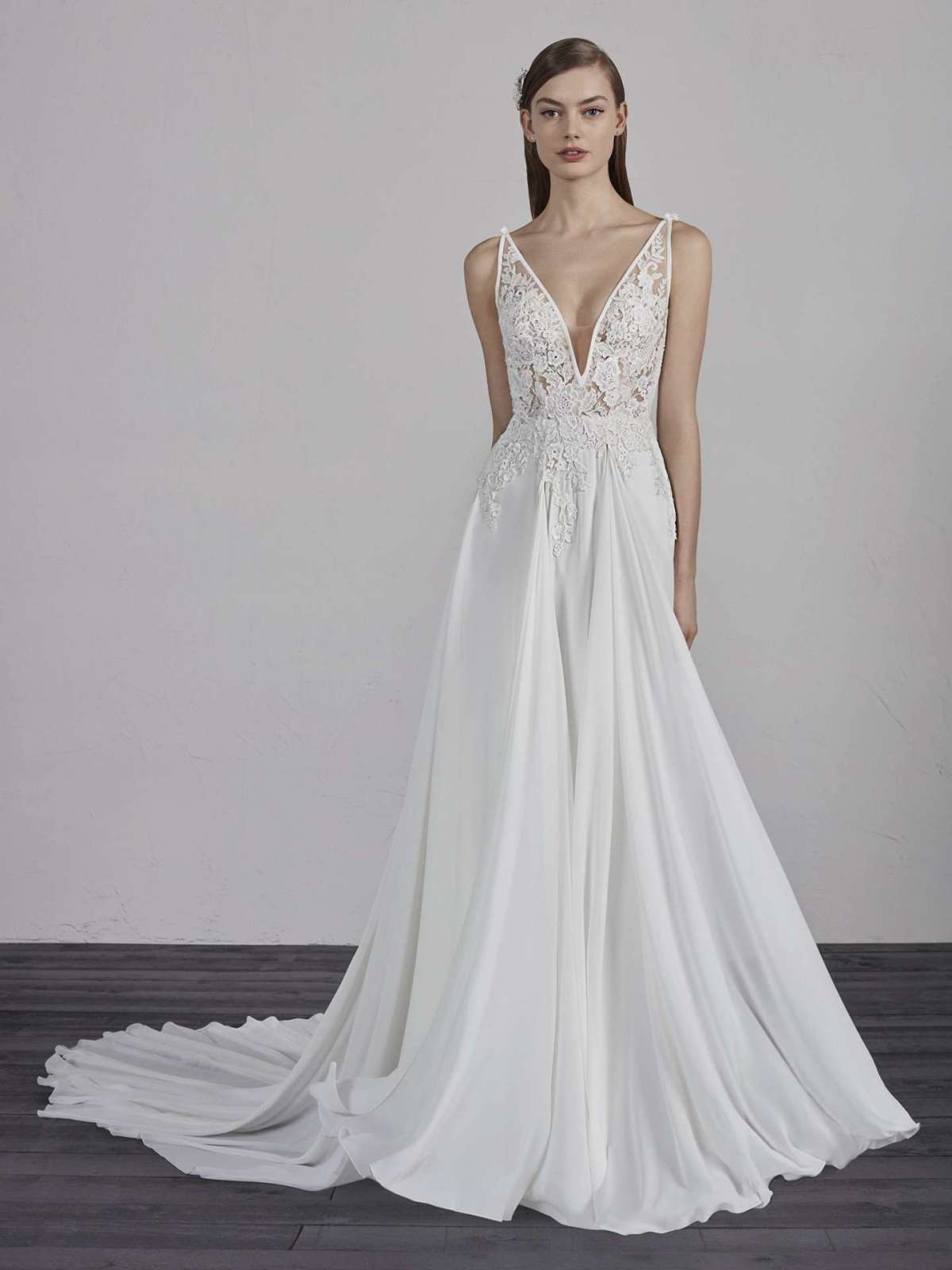 Abito da sposa in tulle, pizzo e raso Pronovias