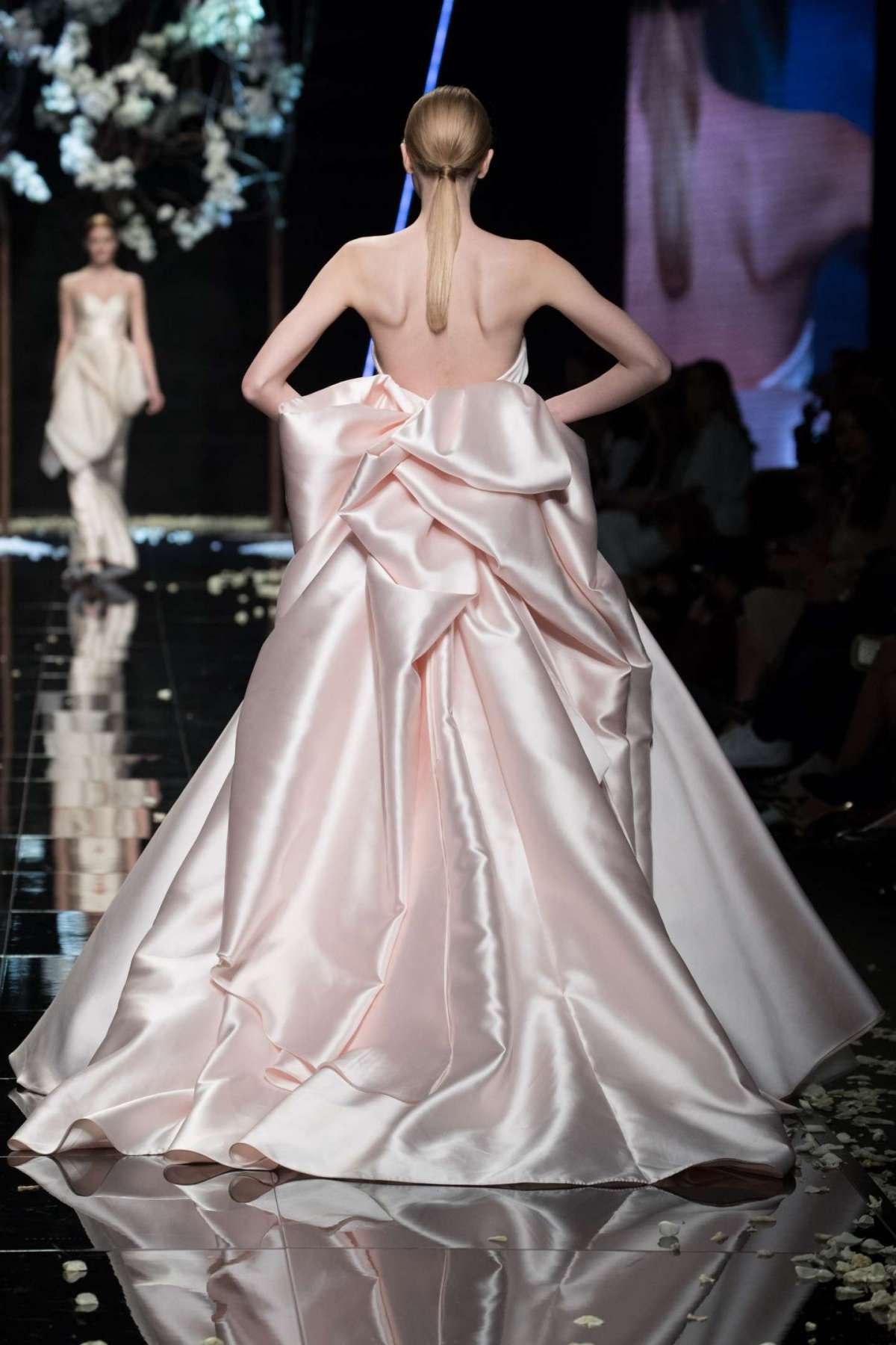 Abito da sposa rosa, il retro