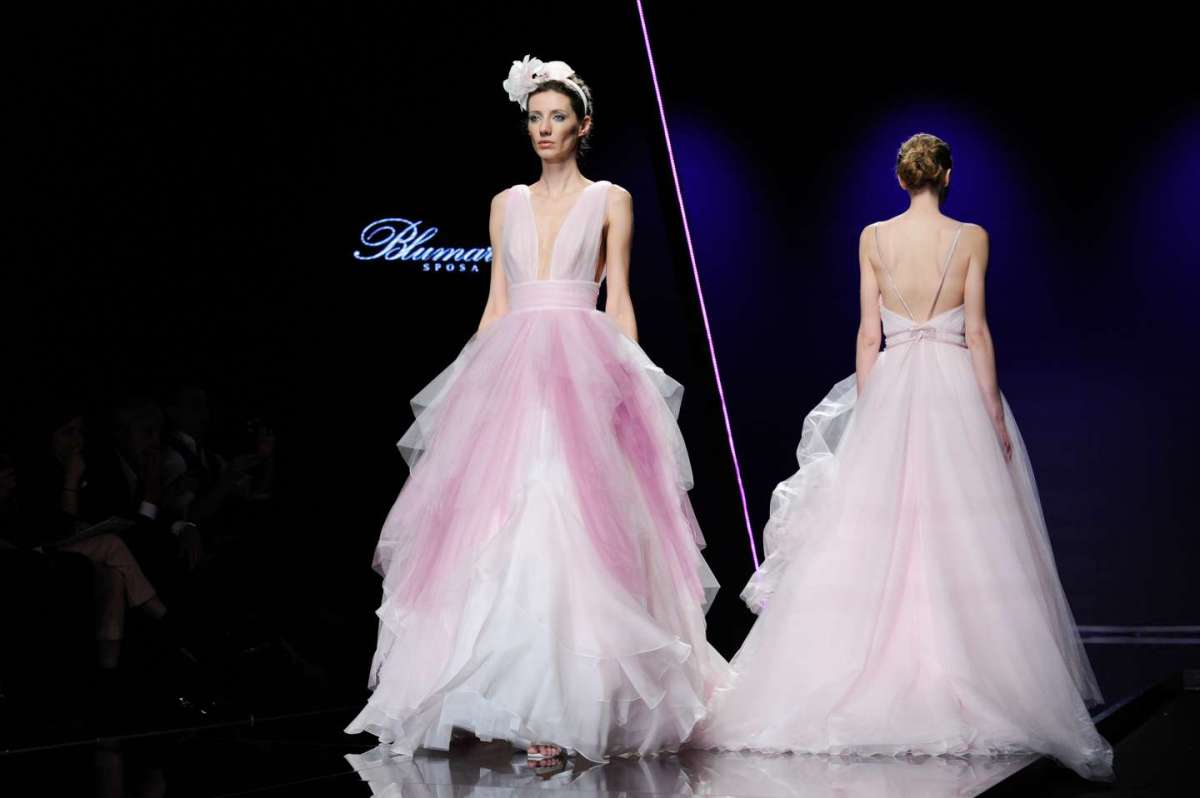 Abito da sposa rosa con gonna ampia