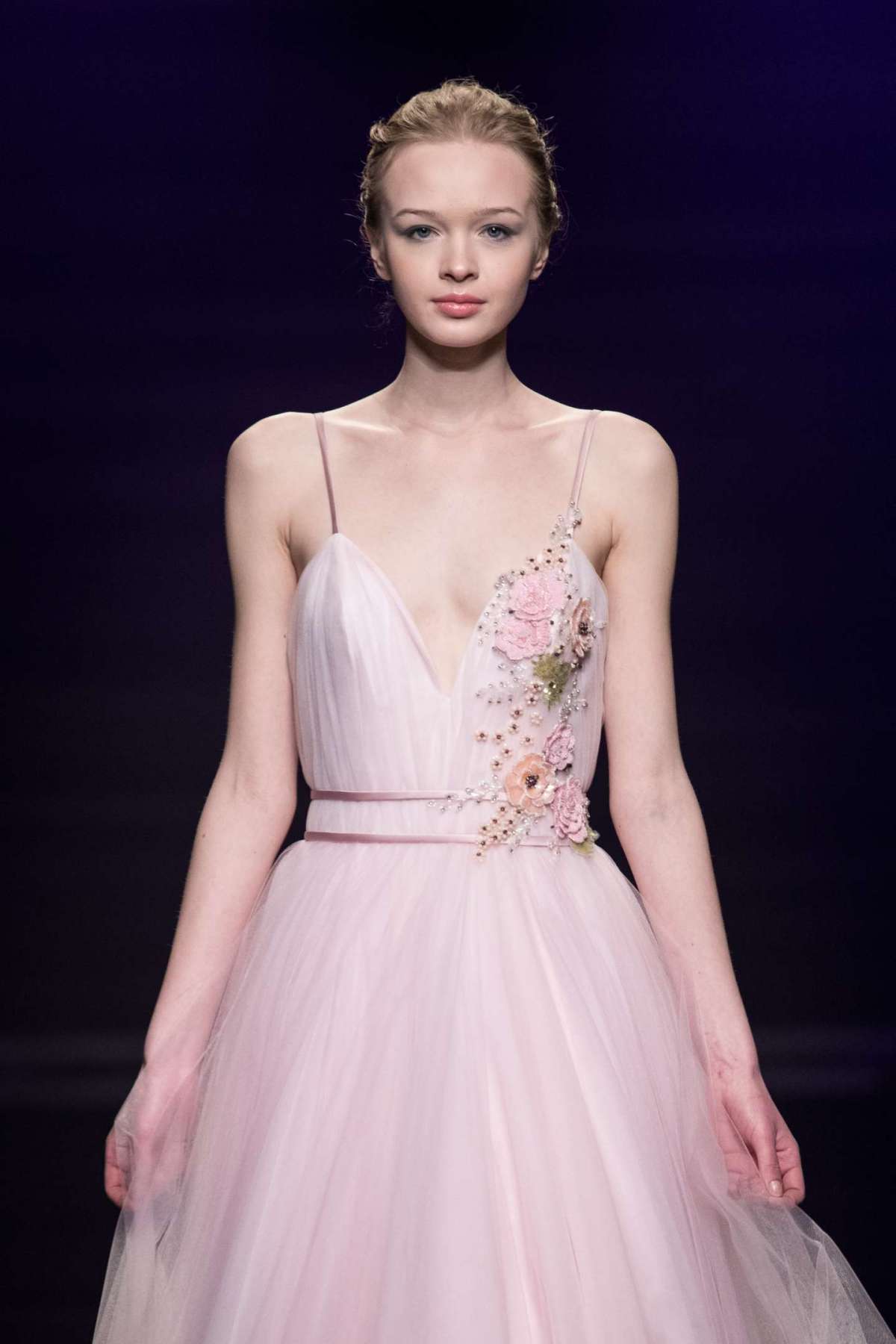 Blumarine, abito da sposa rosa con applicazioni