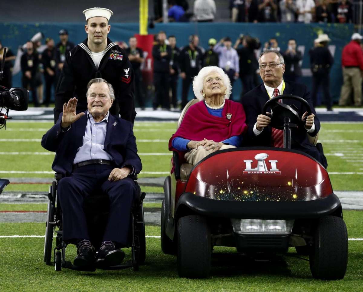 Bush e la moglie Barbara al Superbowl
