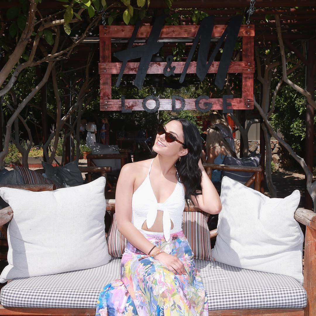 Camila Mendes veste H&M