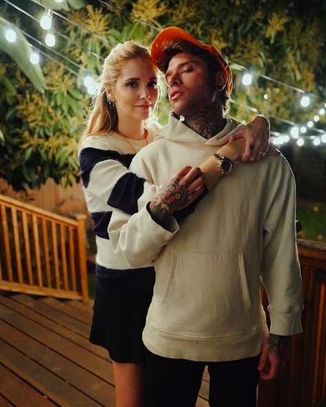 Chiara e Fedez in giardino