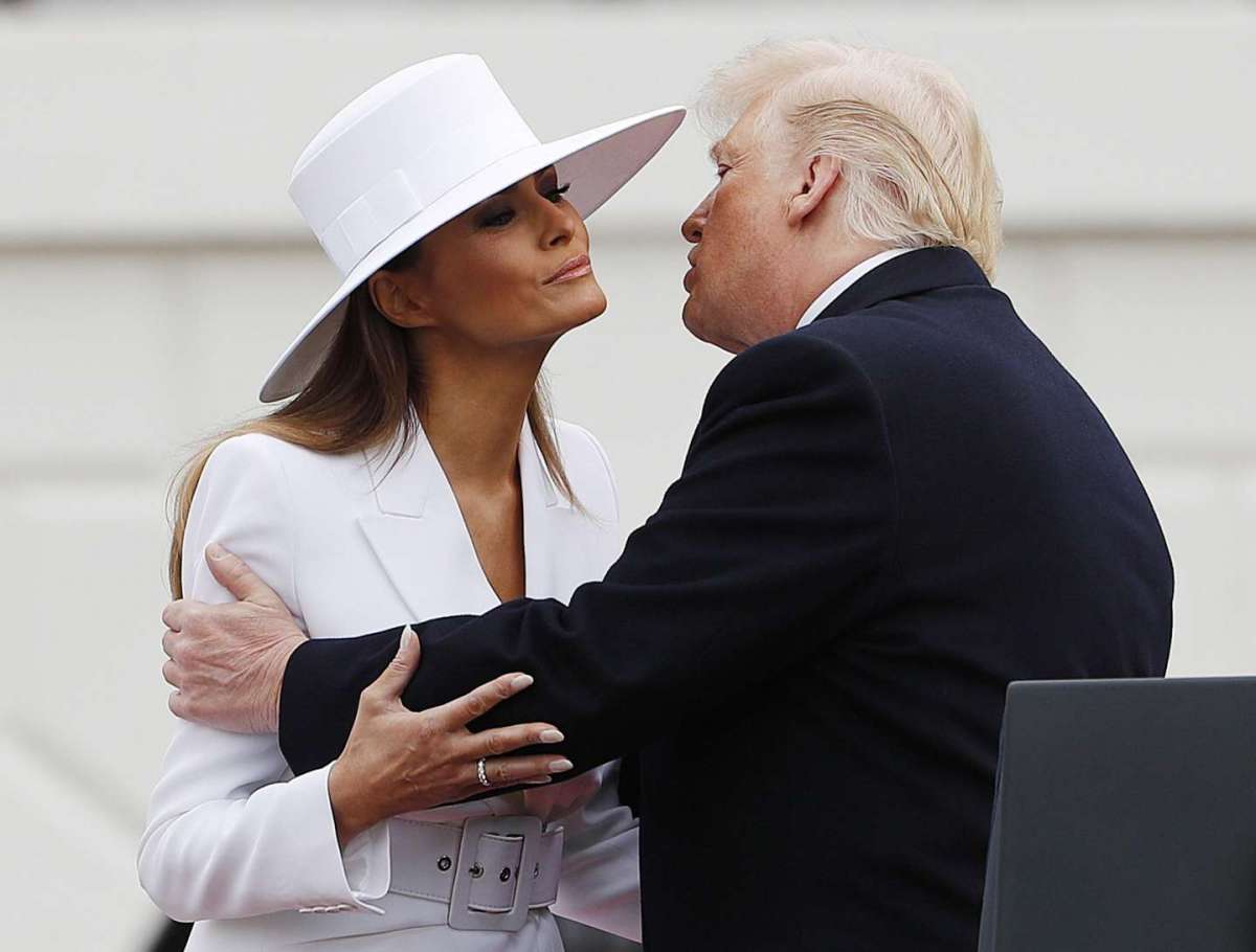 Donald bacia Melania