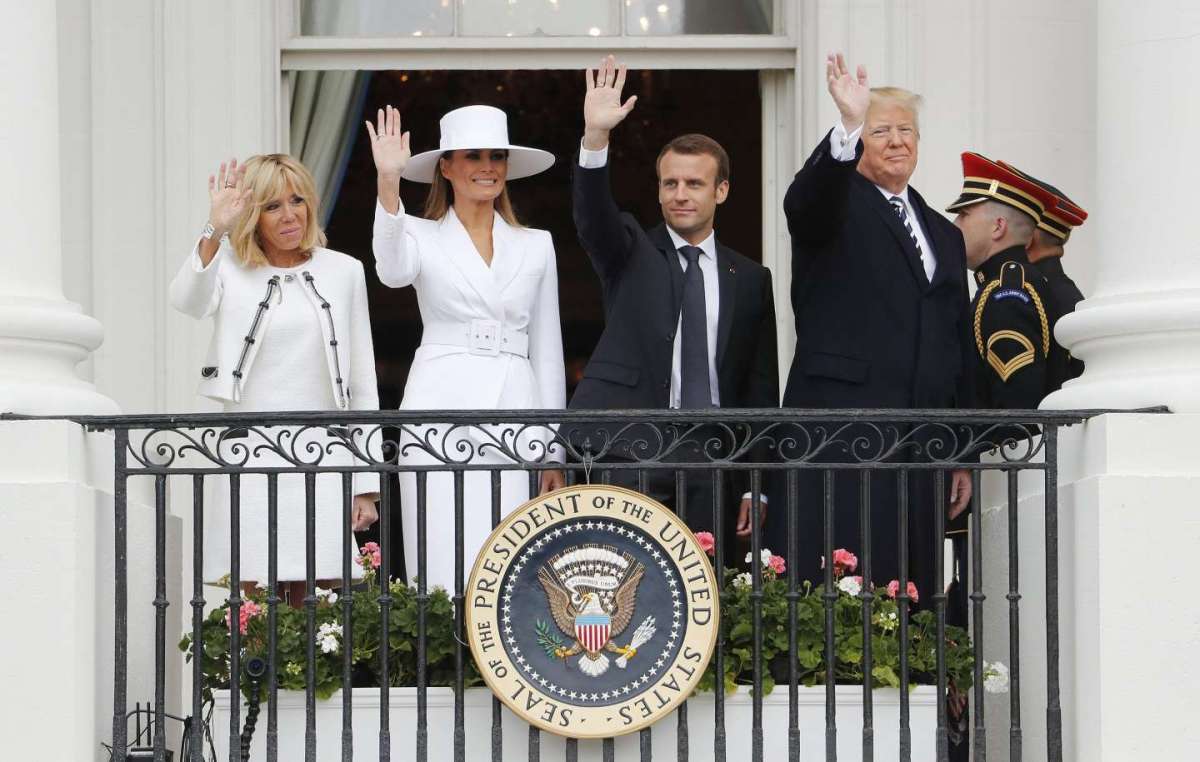 I Trump e i Macron salutano dal balcone della Casa Bianca