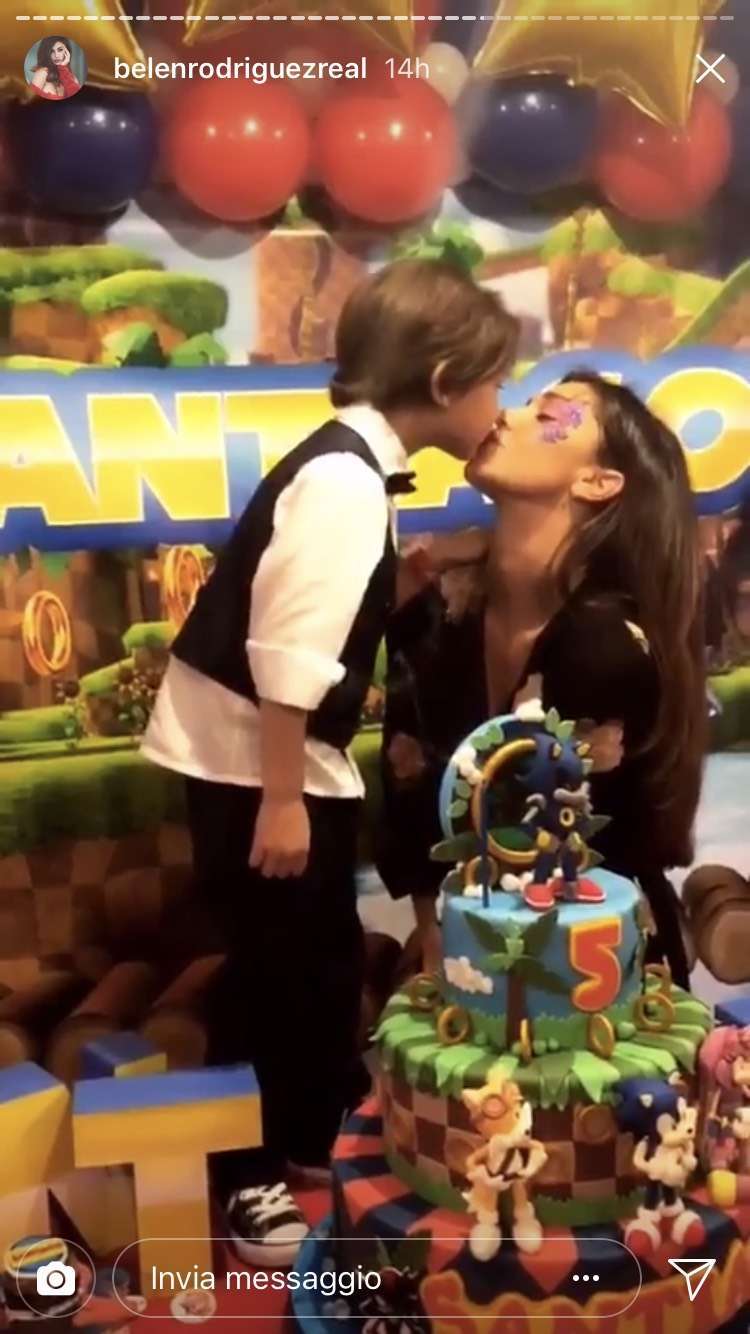 Il bacio di Belén e Santiago davanti alla torta