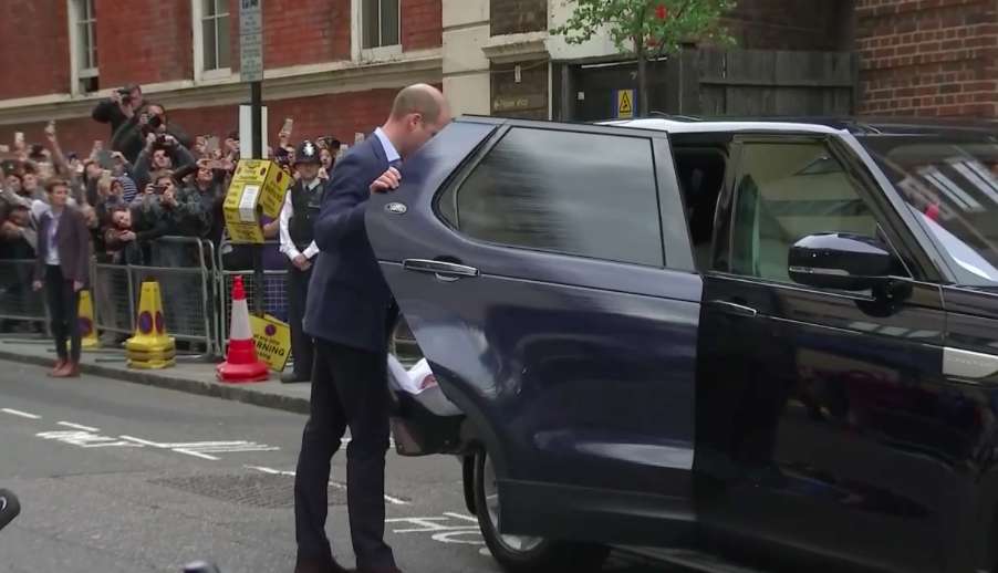 Il principe William sistema in auto il figlioletto