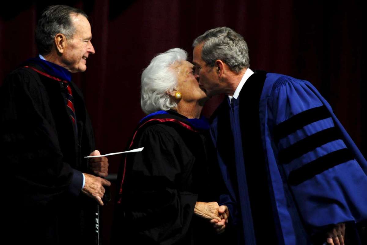 Il bacio del figlio a Barbara Bush