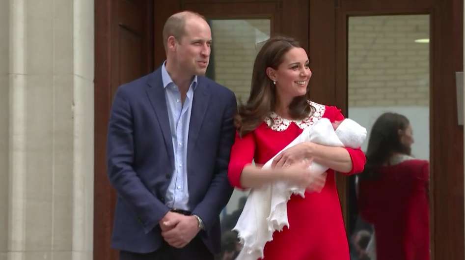 Kate Middleton e il principe William con il terzo figlio