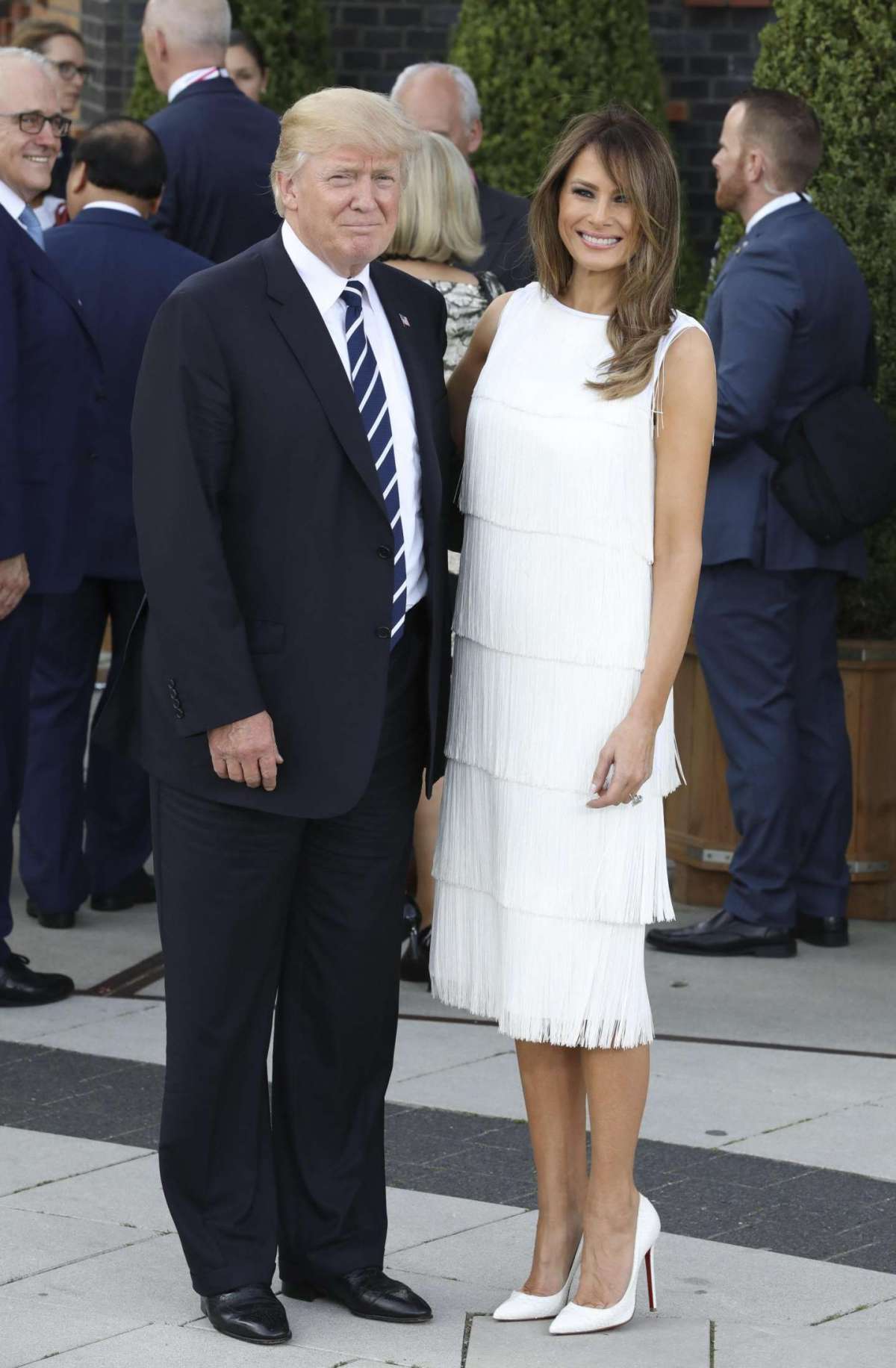 Melania Trump abito con frange bianco