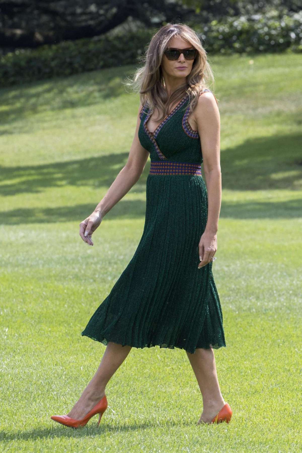 Melania Trump abito verde a pieghe