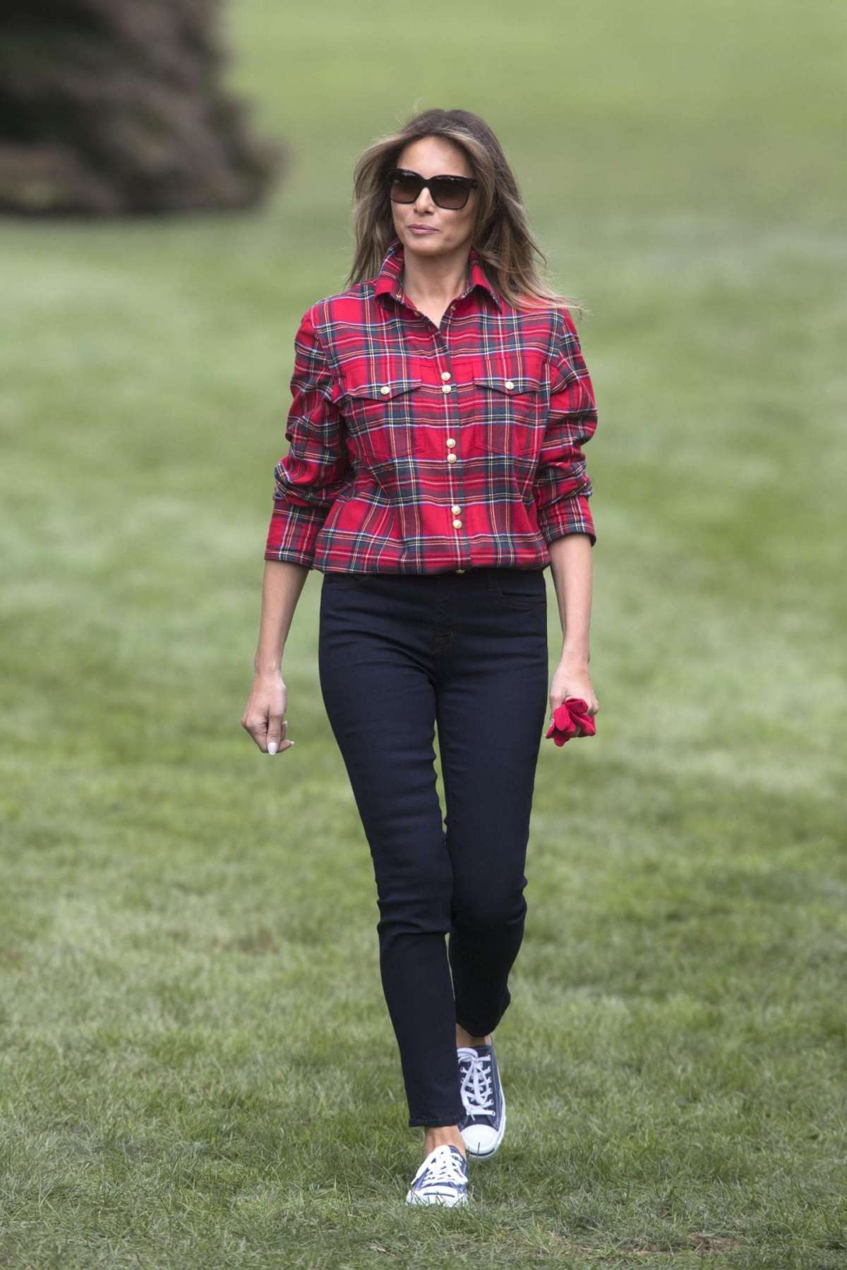 Melania Trump jeans e sneakers