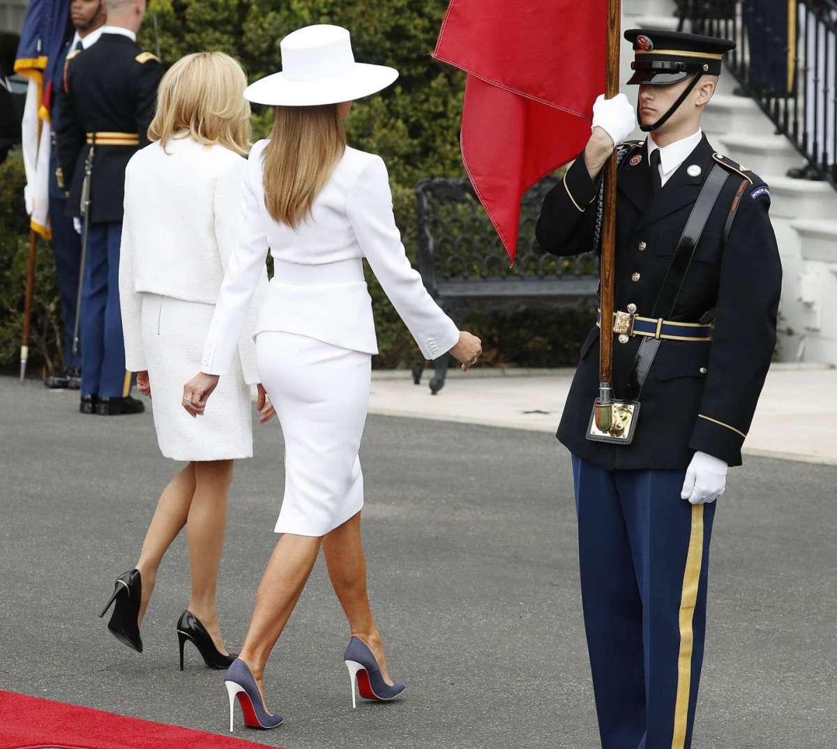 Melania e Brigitte di spalle