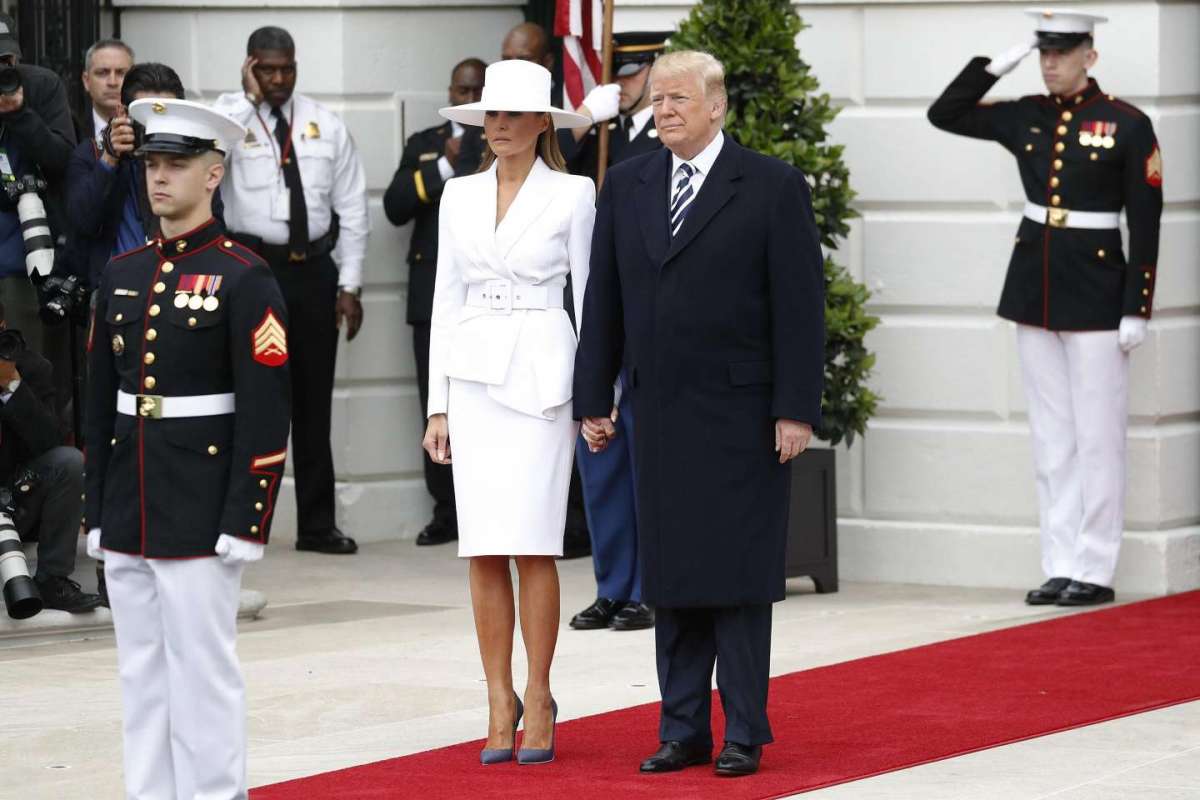 Melania Trump in bianco in attesa di incontrare il Presidente francese e la moglie Brigitte