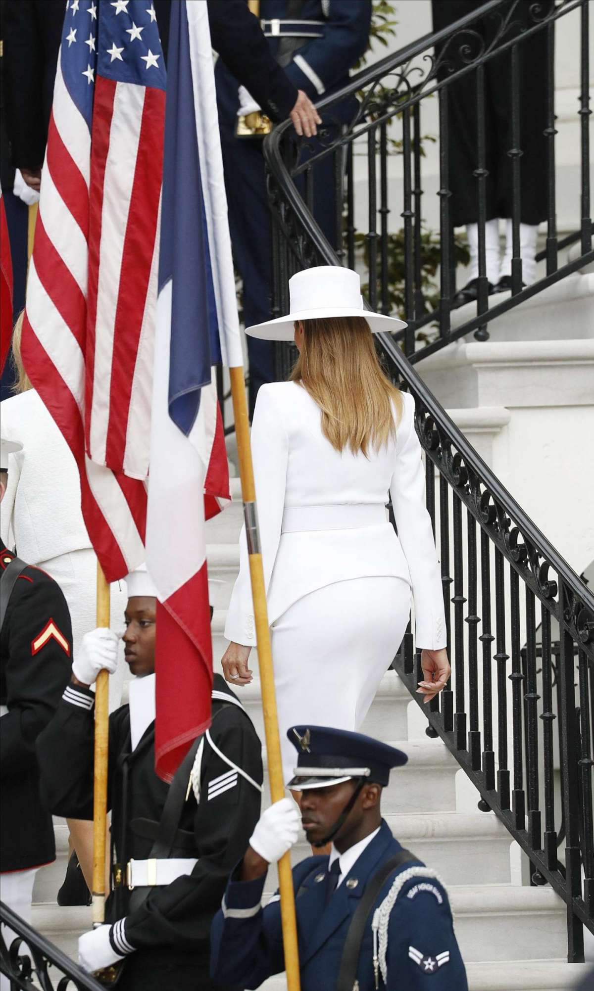 Melania Trump sale le scale