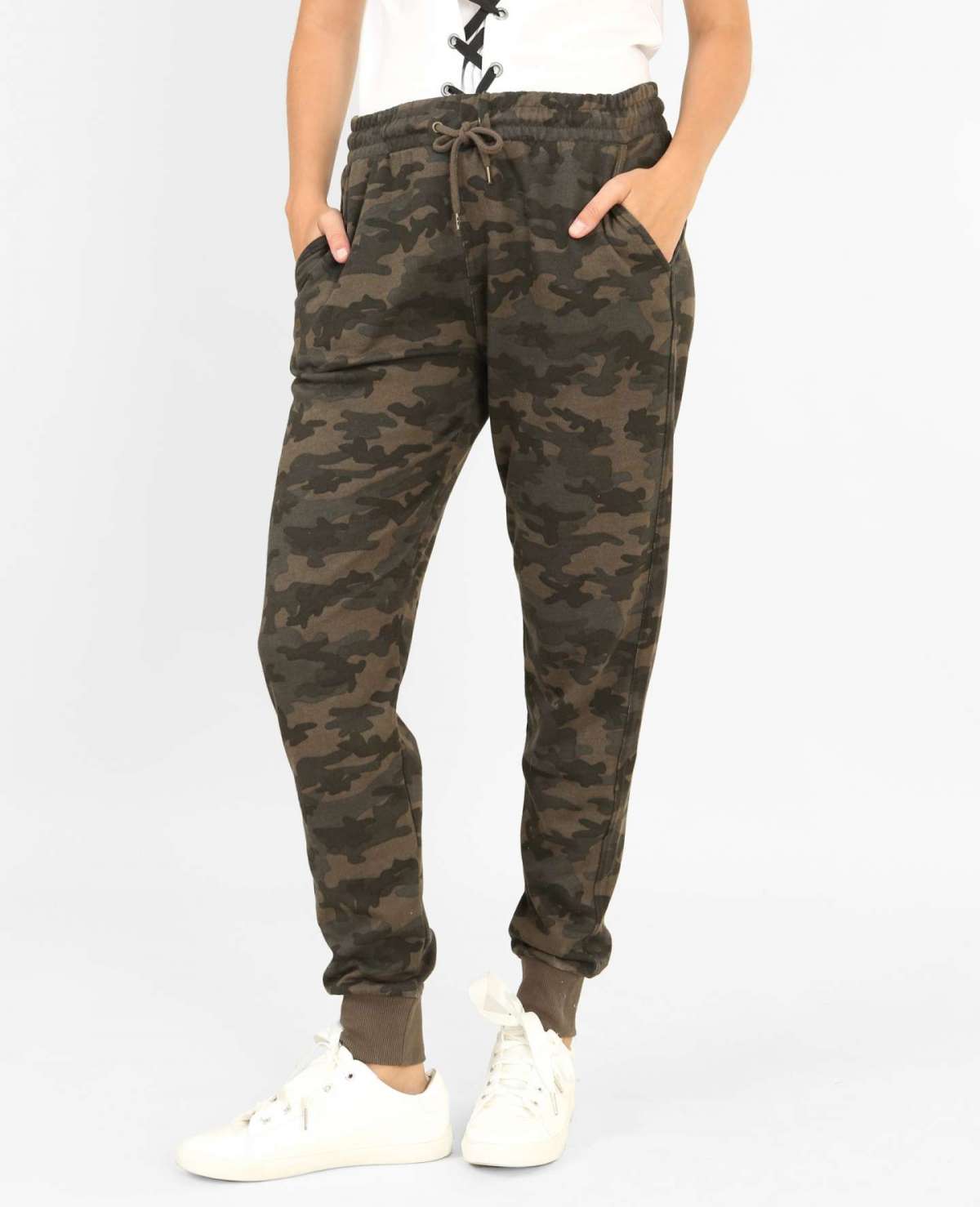 Pantaloni joggers a 15 euro