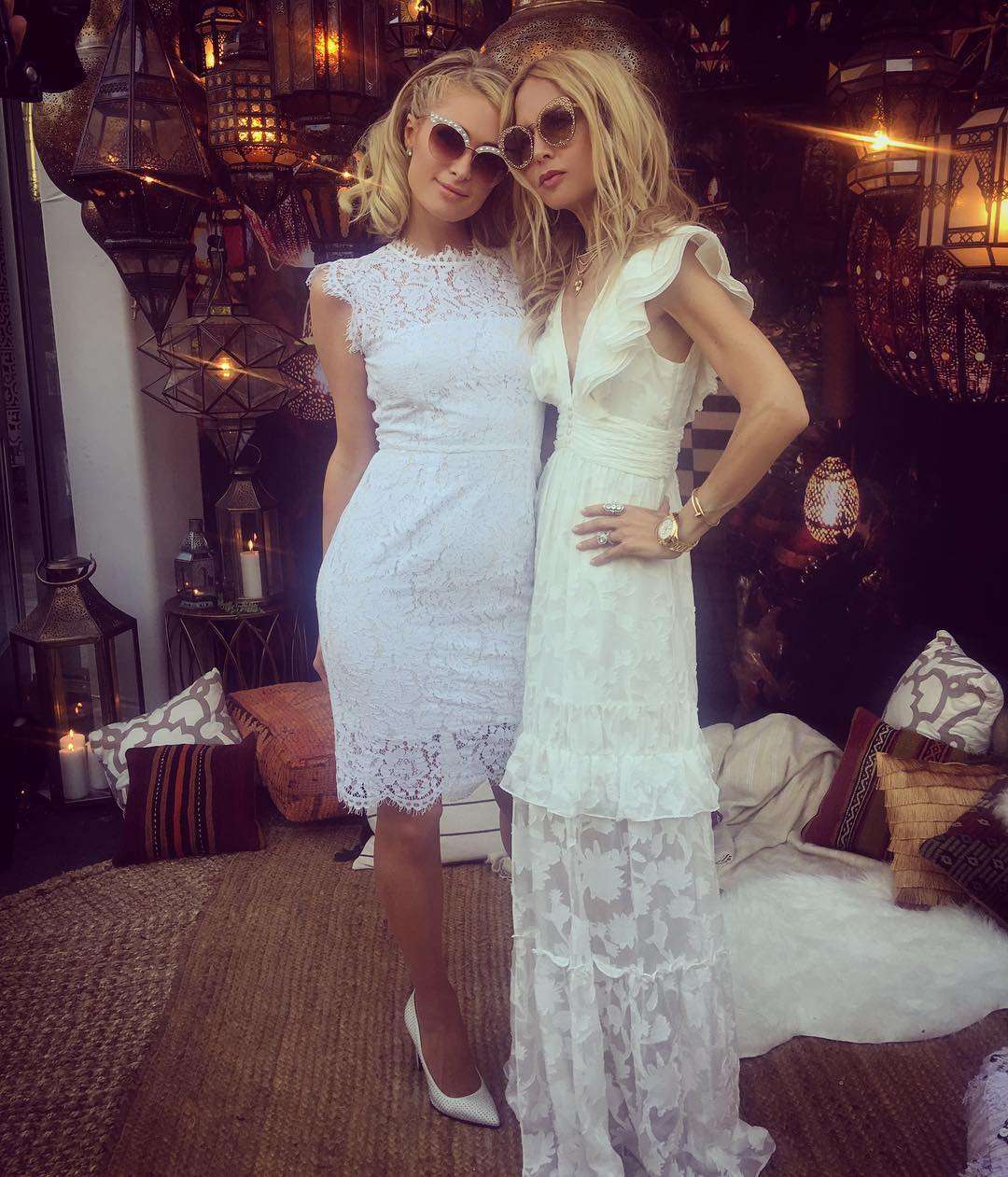 Paris Hilton e Rachel Zoe con abito in pizzo bianco