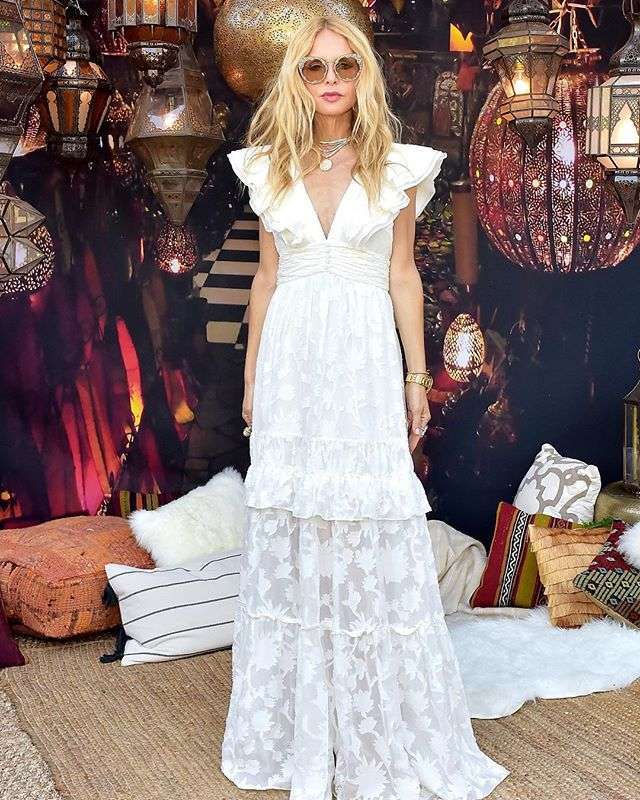 Rachel Zoe con abito in pizzo bianco