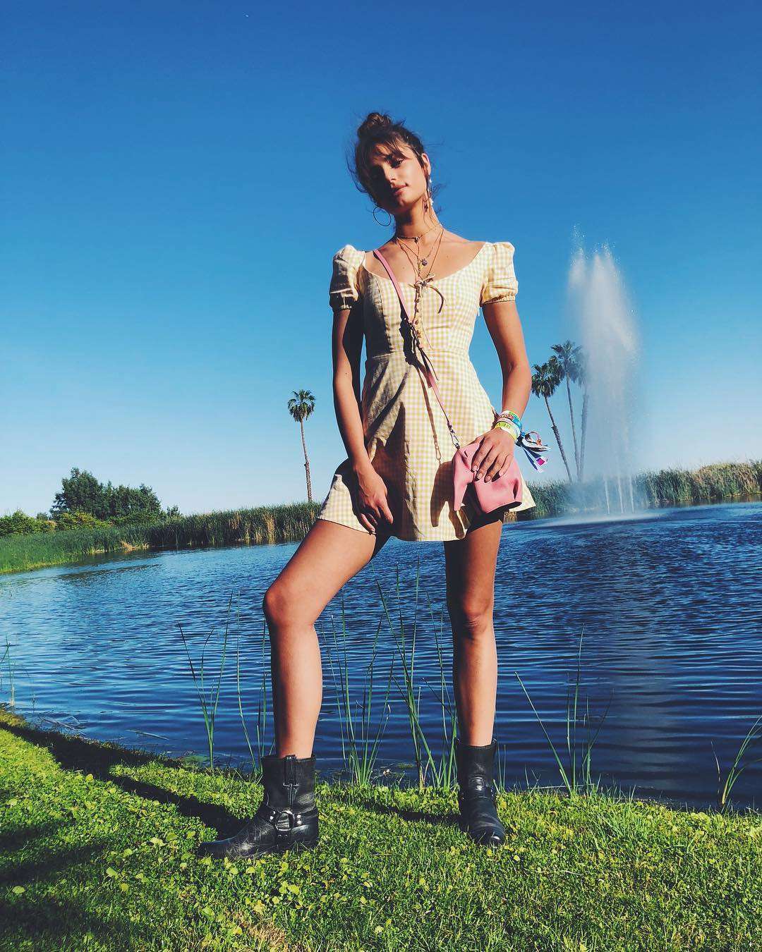 Taylor Hill con minidress a quadri