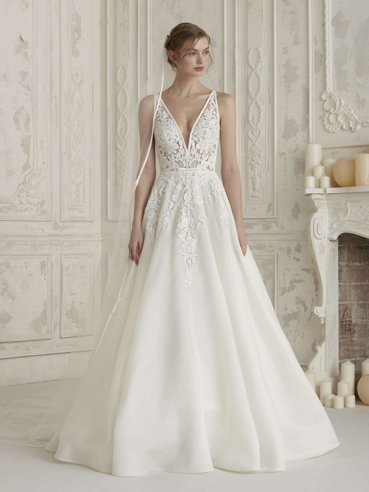 Vestito da sposa con scollo a V