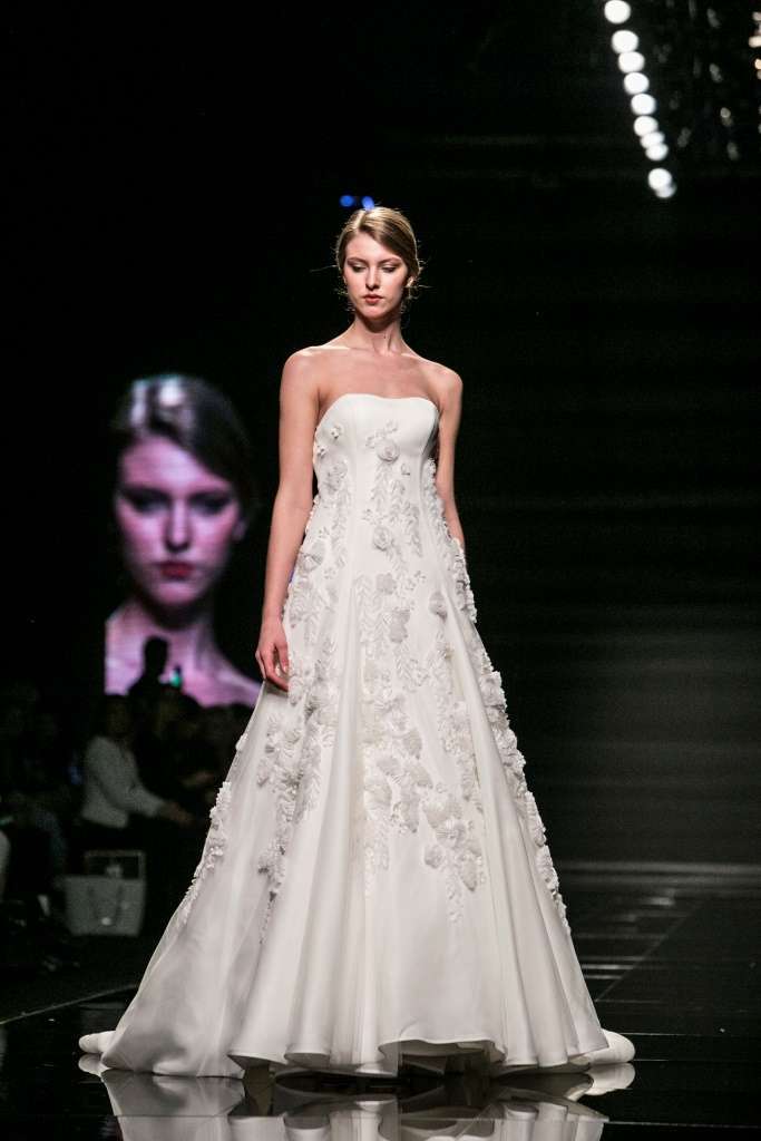 Vestito da sposa in pizzo Enzo Miccio