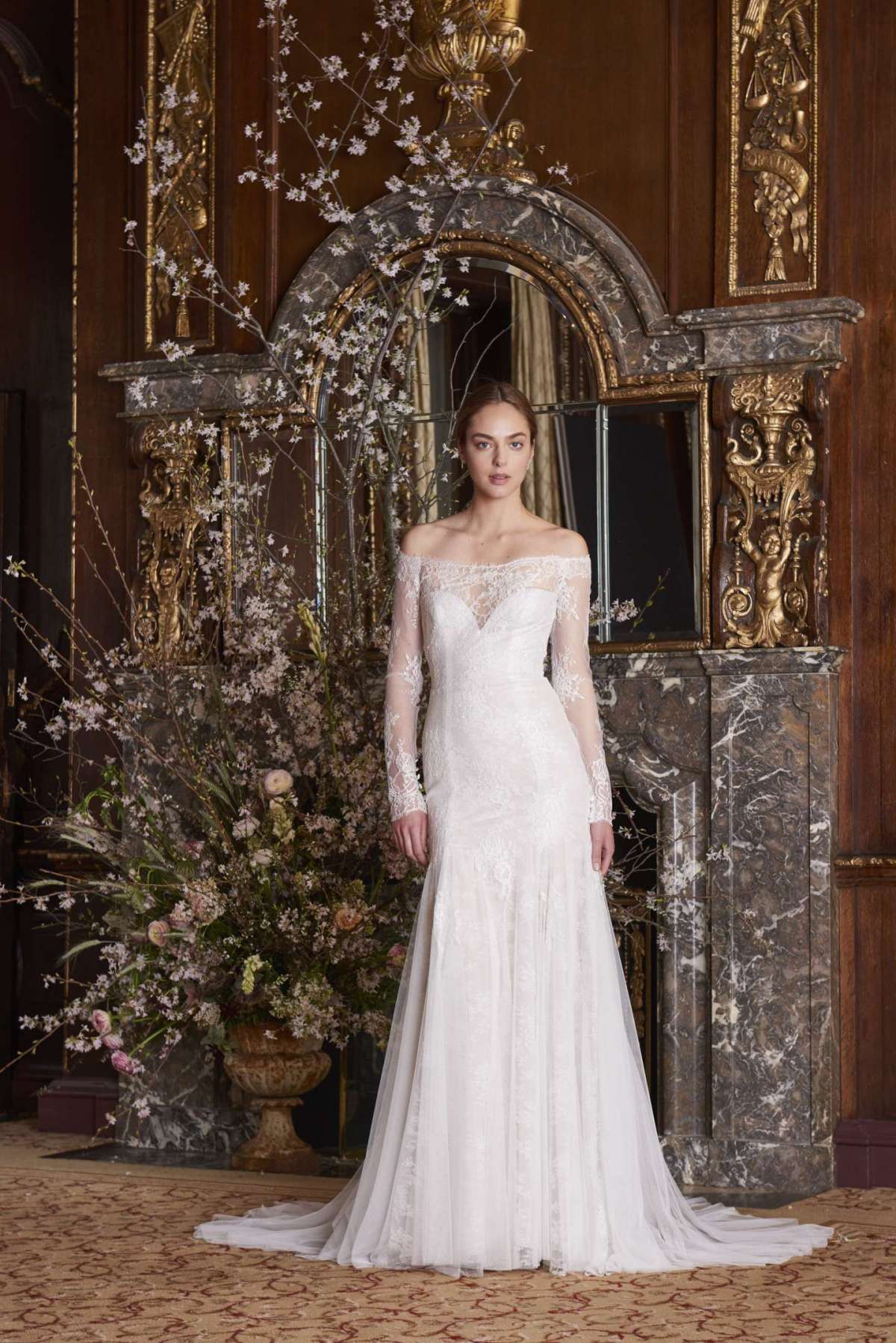 Abito da sposa a trapezio con scollo omerale