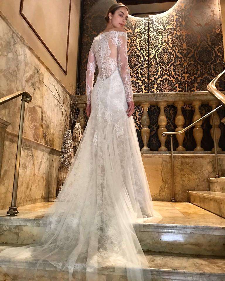 Abito da sposa con ricami in pizzo su schiena e strascico