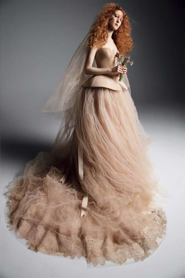 Abito da sposa in pizzo macramè e tulle beige Vera Wang