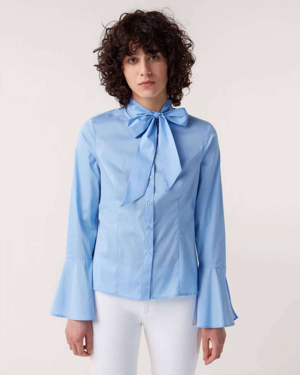 Camicia con fiocco a 39 euro