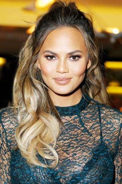 Chrissy Teigen con mezzacoda