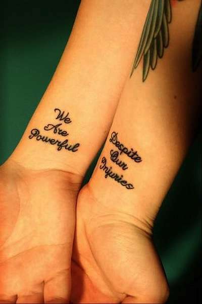 Frase tatuata sull'amicizia interno polso
