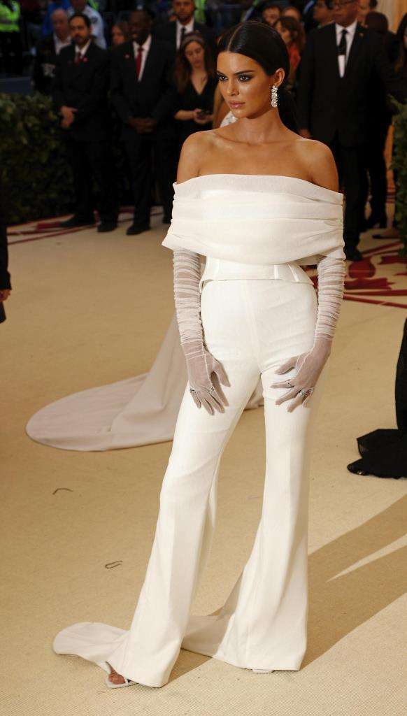 Kendall Jenner in Off-White con gioielli Tiffany