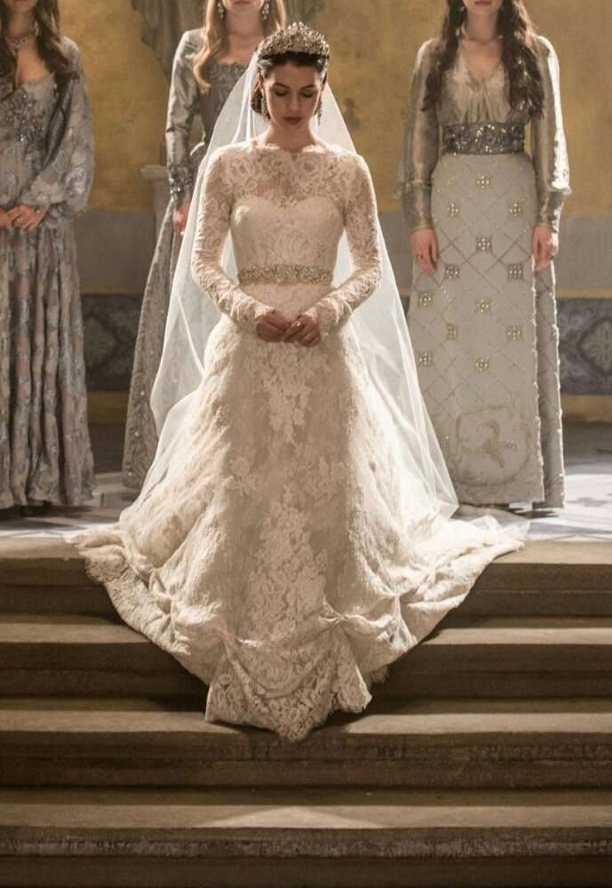 L'abito da sposa di Mary in Reign