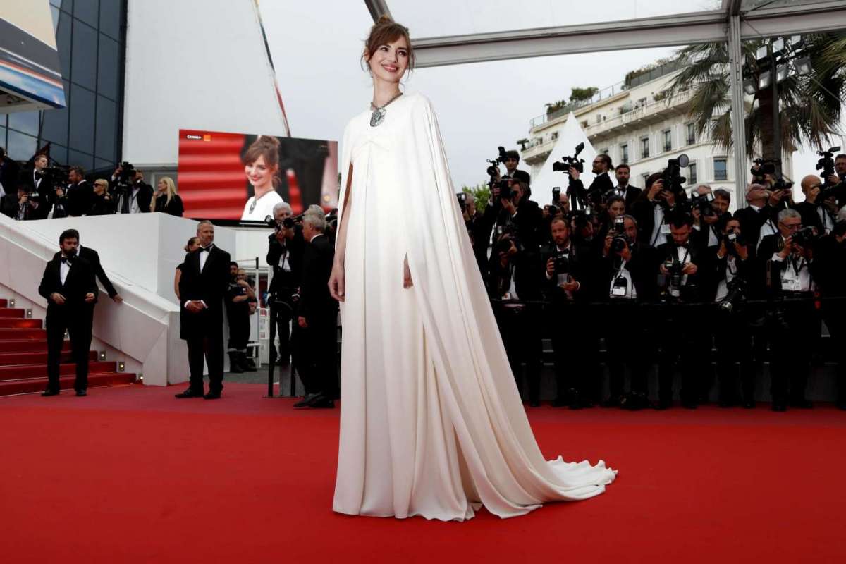 Louise Bourgoin in Giambattista Valli Couture