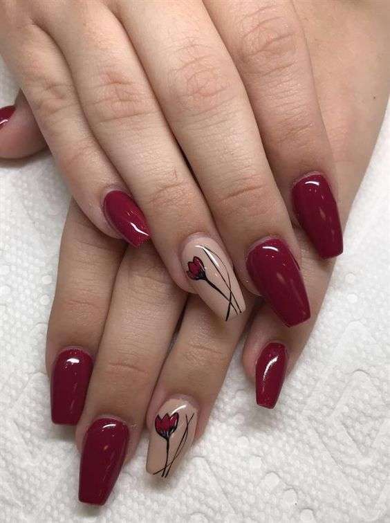 Nail art a fiori in rosso e rosa