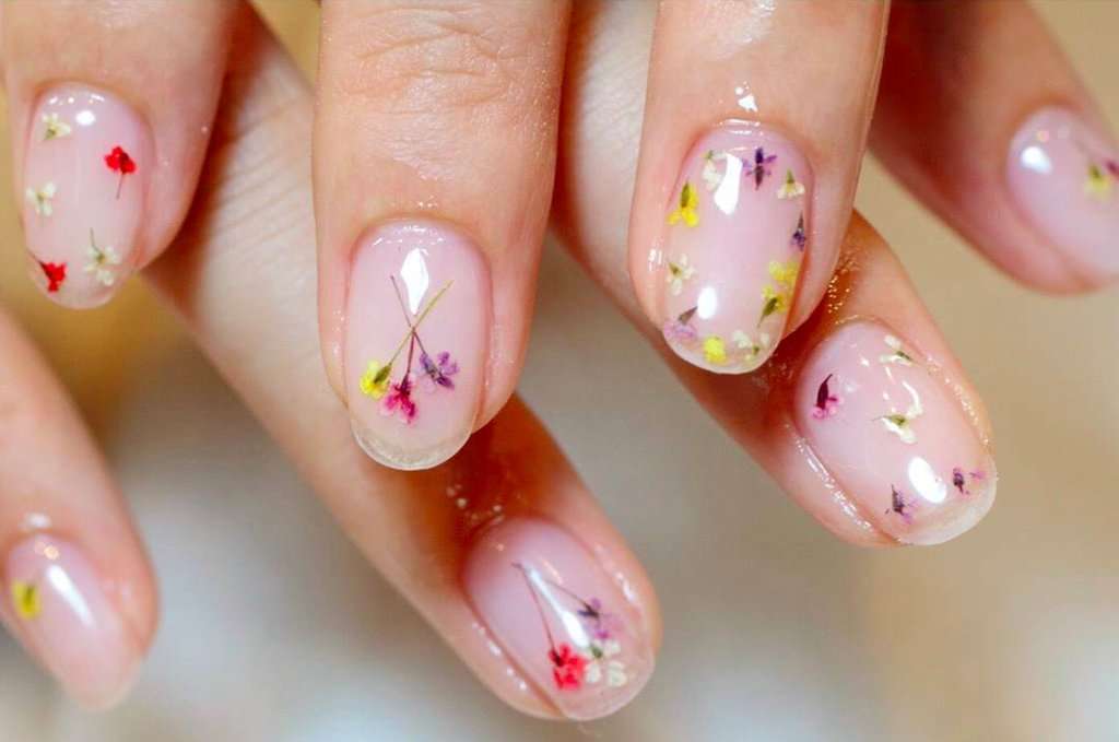Nail art con fiori secchi
