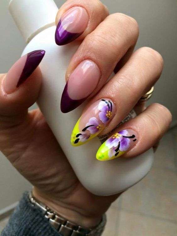 Nail art fluo con disegni floreali