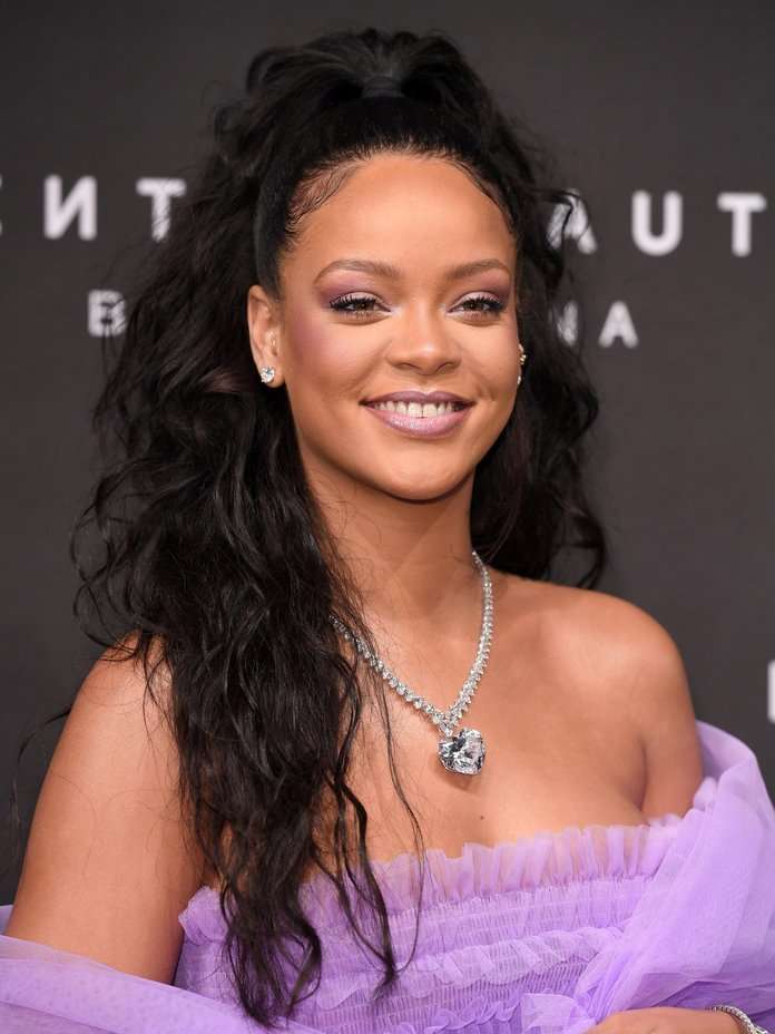 Rihanna con la mezzacoda alta